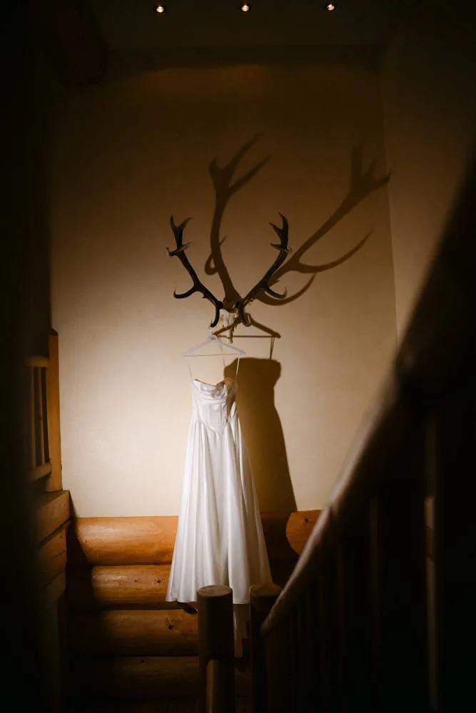 Brautkleid beim Getting Ready im Chalet von Gut Rehbach