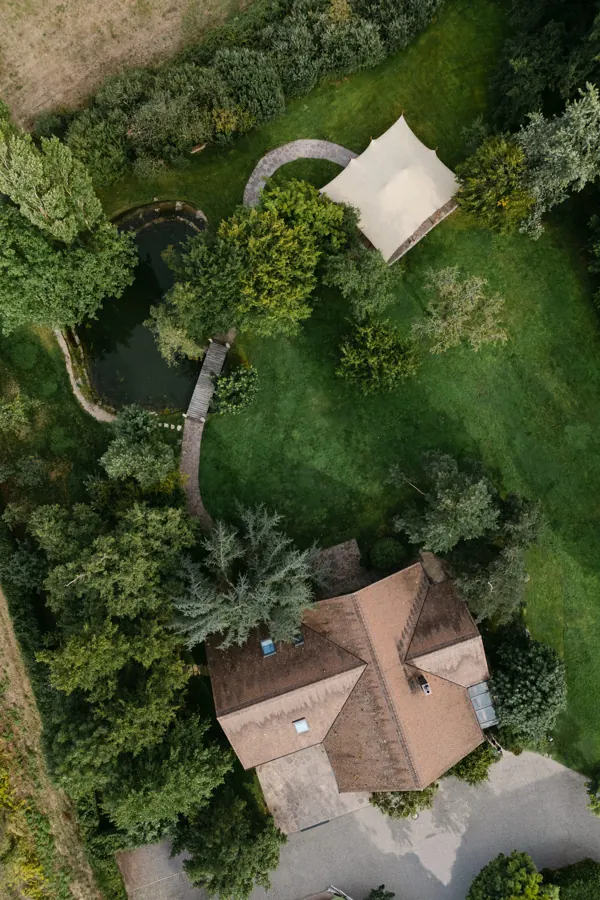 Luftaufnahme von Gut Rehbach mit Chalet, Teich und Stretchzelt
