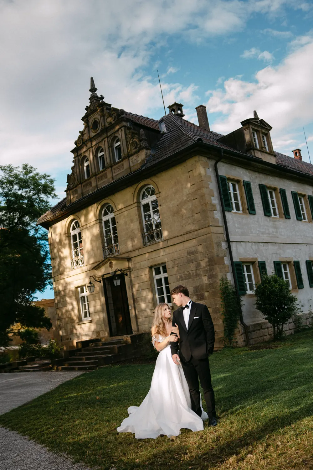 Brautpaar vor dem Neorenaissance-Schloss im Schlossgut Lautenbach in Oedheim