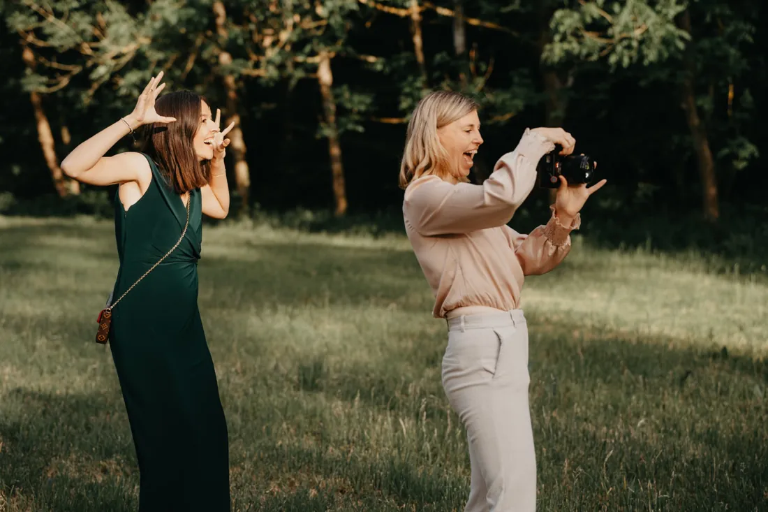 Lisa fotografiert einen lachenden Hochzeitsgast