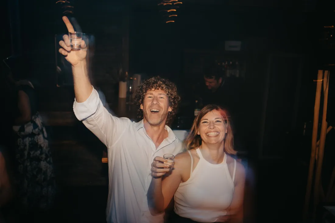 Lisa und Stephan feiern ausgelassen auf der Tanzfläche
