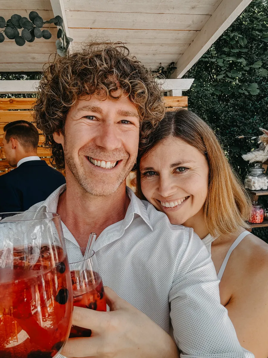 Lisa und Stephan lachen gemeinsam in die Kamera